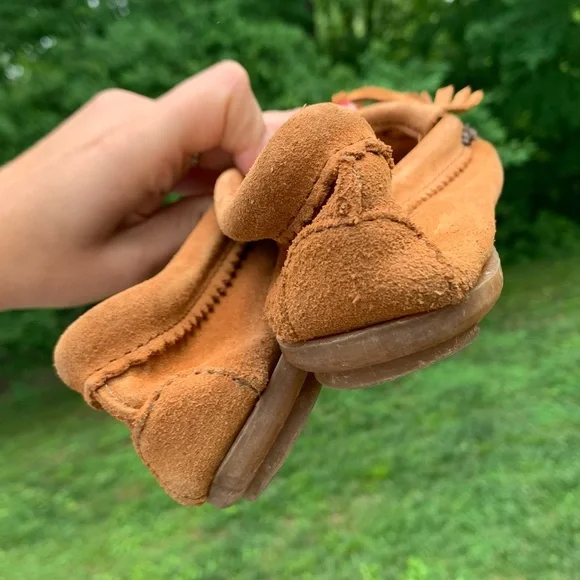 Minnetonka Tan Moccasins with Beaded Design - Picture 6 of 9